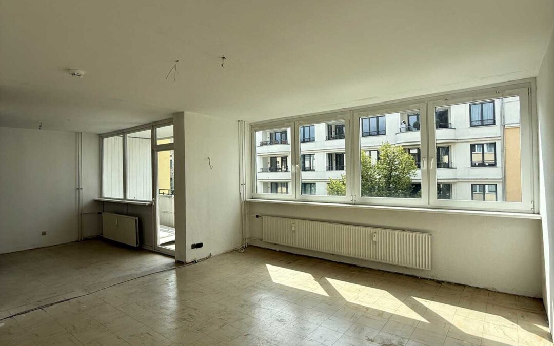 ID: ACB1929 | Sanierungsbedürftiger Rohdiamant in Ku`Damm Seitenstraße mit TG-Stellplatz & Balkon